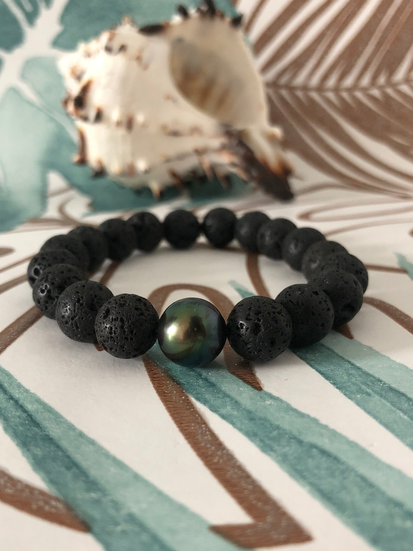 Bracelet Homme "Mana" avec perles de roche volcanique et perle de Tahiti.