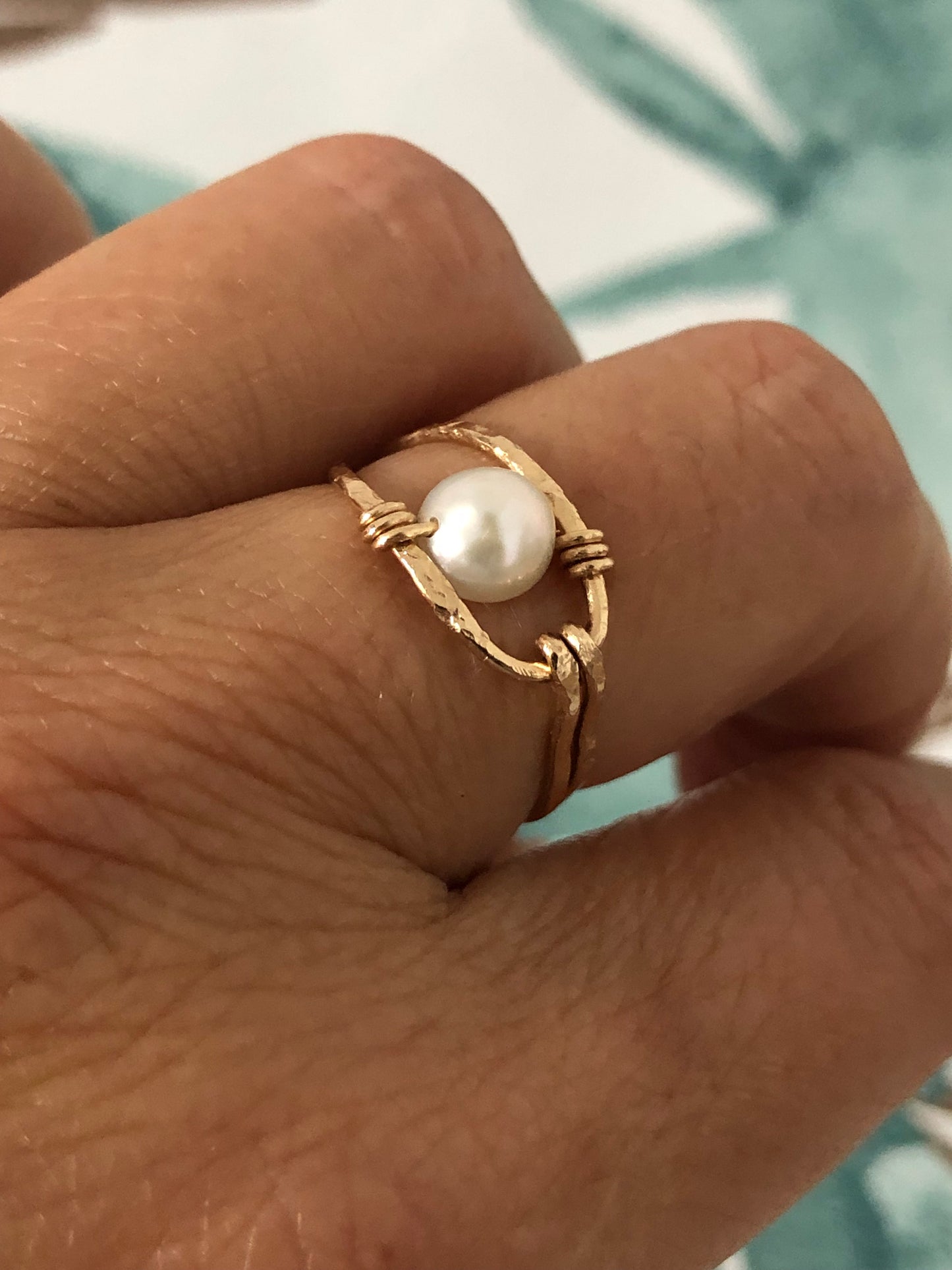 Bague "Athena" martelée en or laminé 14k et perle d’eau douce