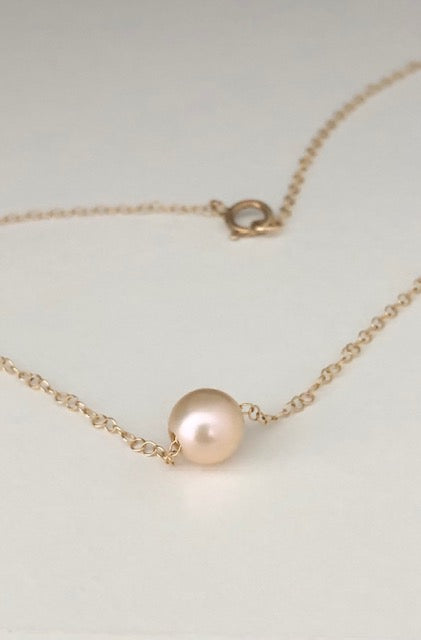 Collier "Mina" en Or laminé 14k et perle d'eau douce rose