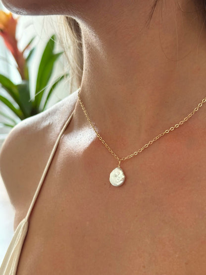 Collier "Nala" en Or laminé 14k et pendentif en nacre naturelle