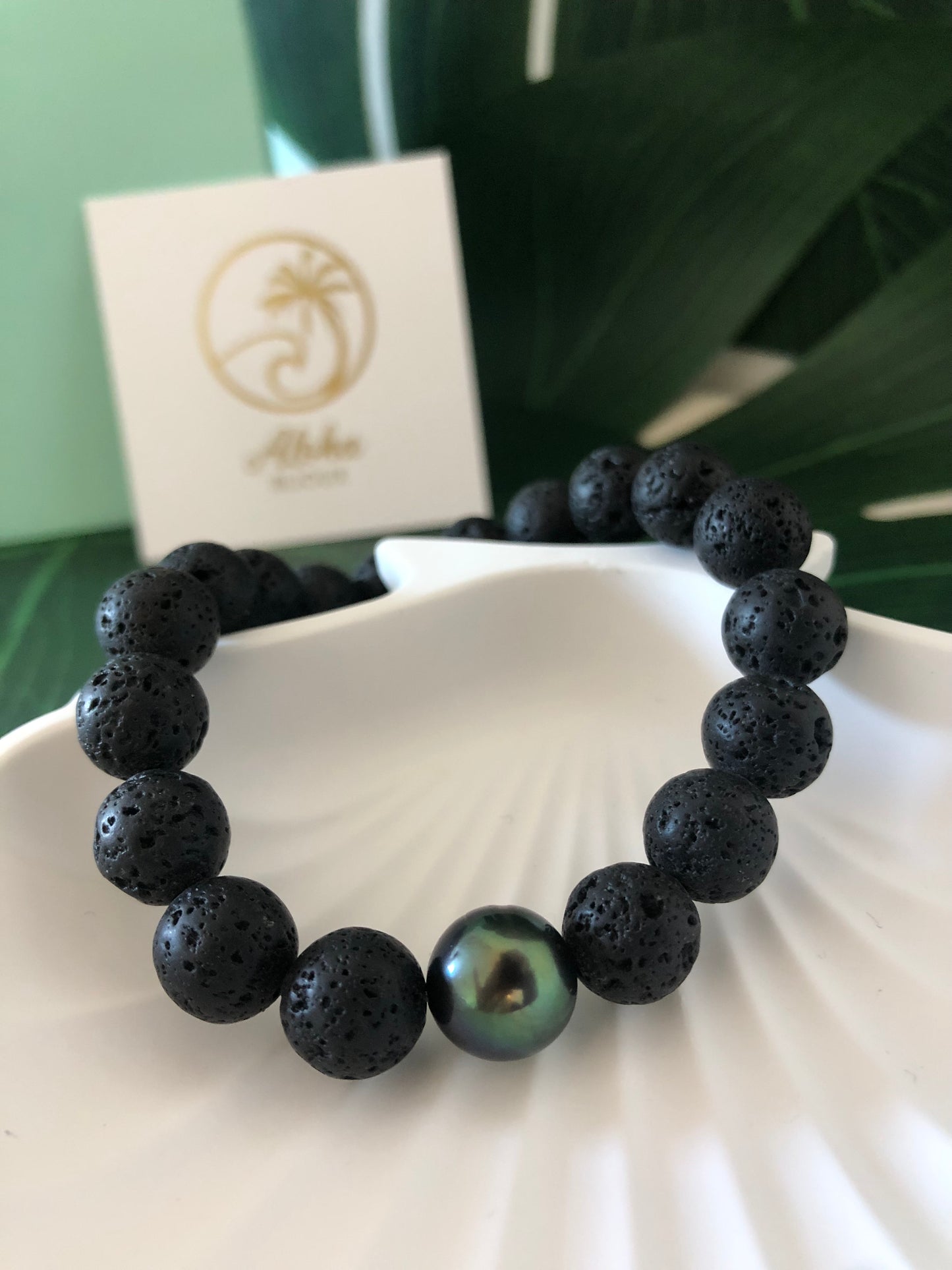 Bracelet Homme "Mana" avec perles de roche volcanique et perle de Tahiti.