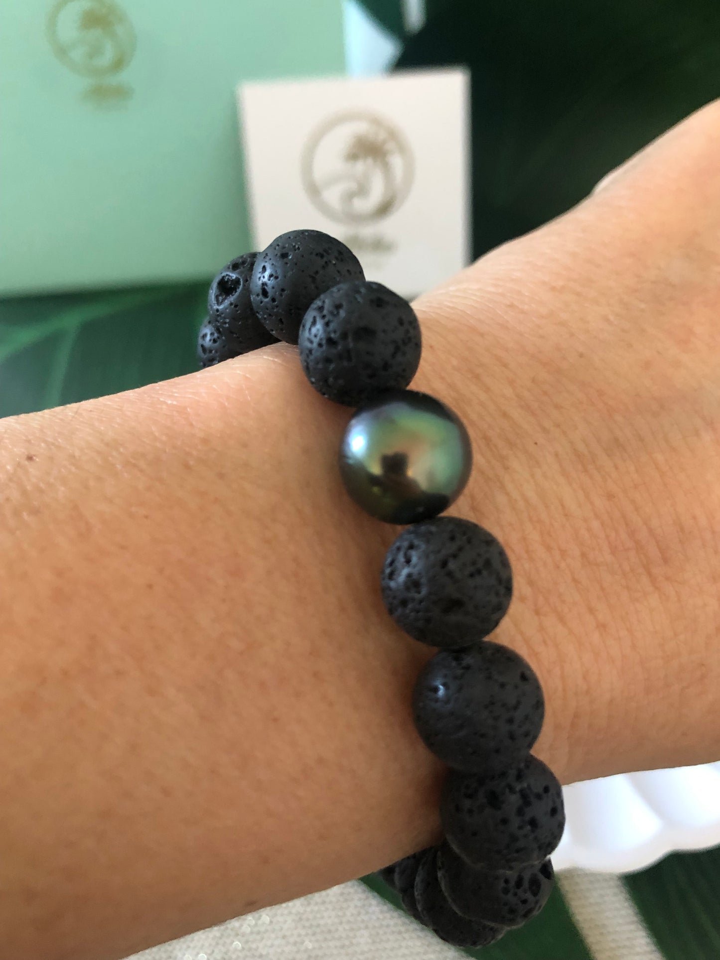 Bracelet Homme "Mana" avec perles de roche volcanique et perle de Tahiti.