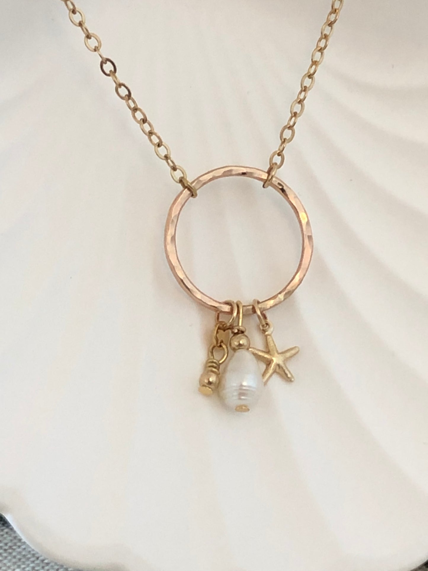 Collier "Stella" forme Y en Or laminé 14k (gold filled) et perles d'eau douce.